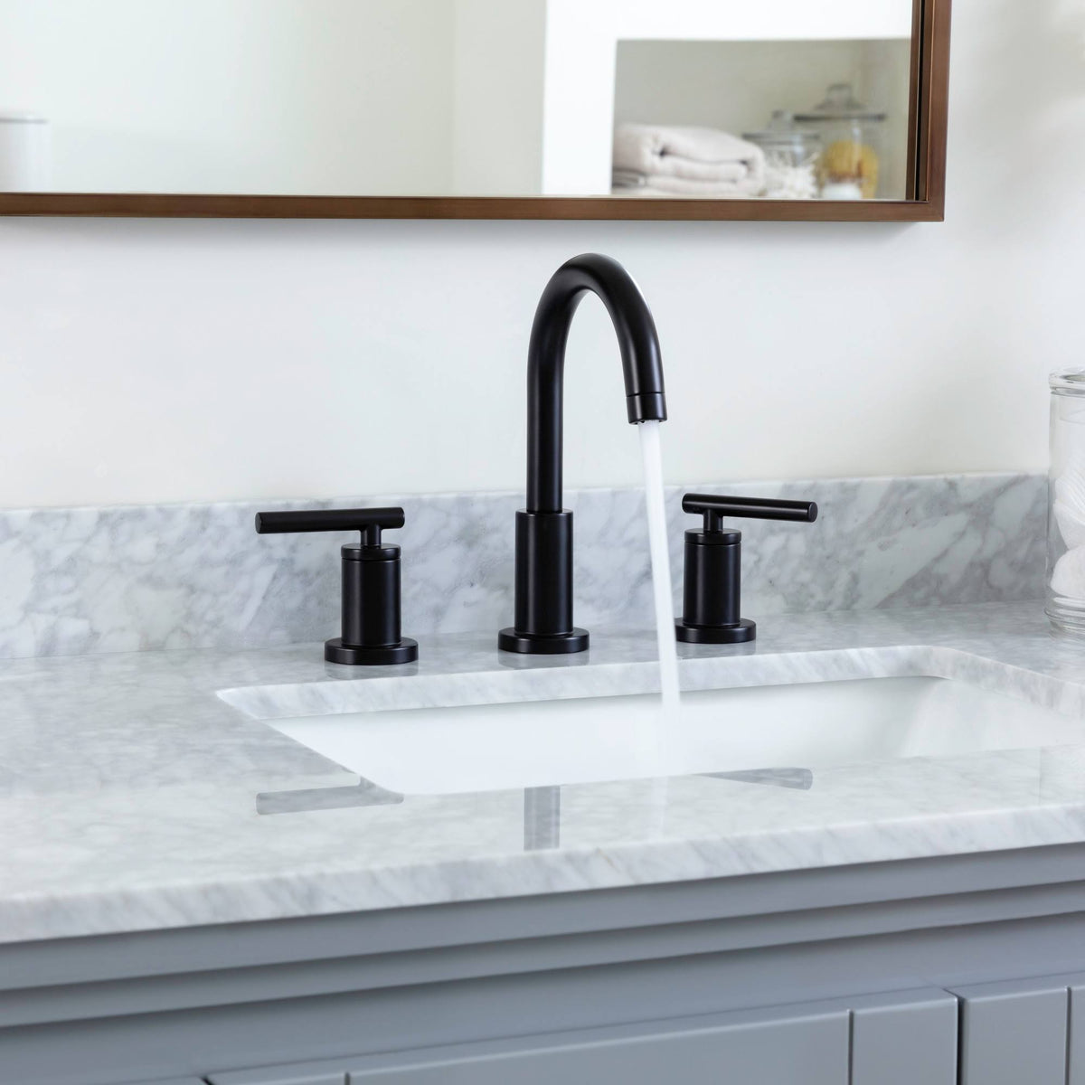 Polished Chrome Widespread Bathroom Faucet Q656