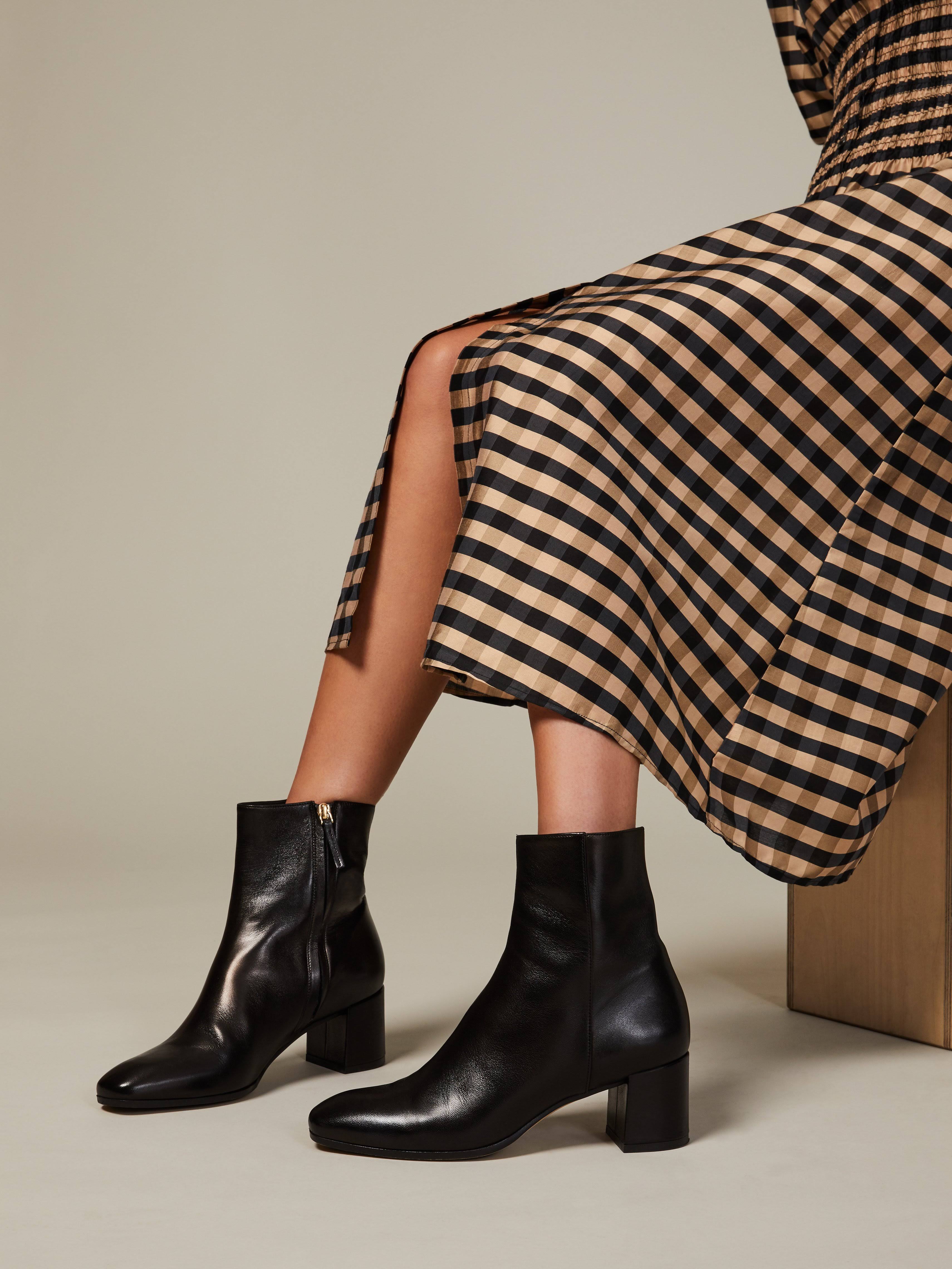 Black Leather Wrapped Heel Shoes E942055