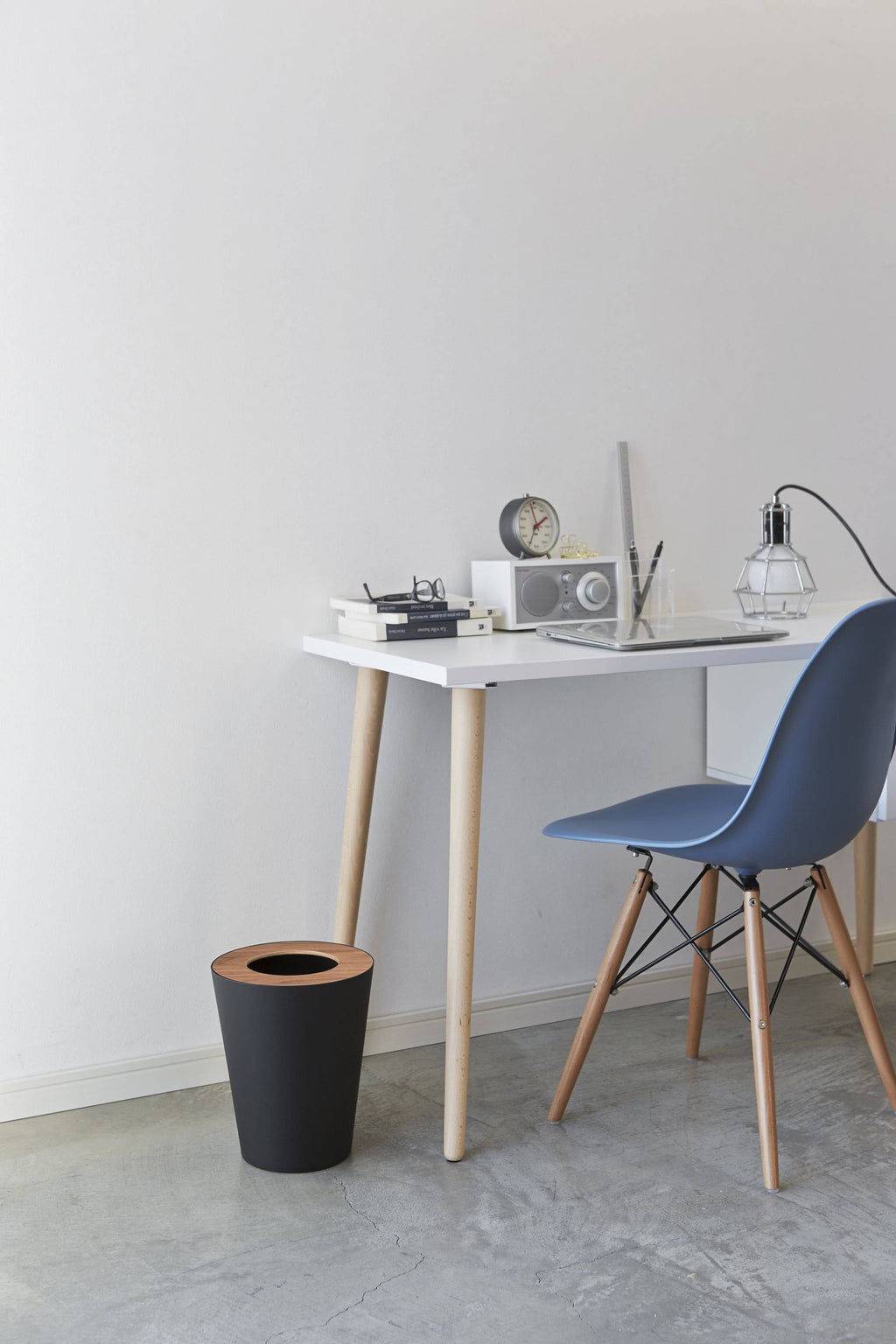Black Round Trash Can S812681