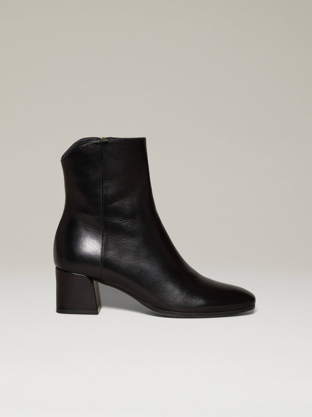 Black Leather Wrapped Heel Shoes E942055